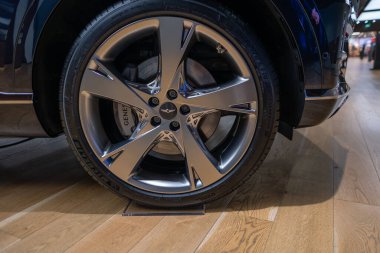 manzaralı otoyol, arabalar seyahat, çerçeveli canlı yeşillik ve akşam gökyüzü, doğa ve kentsel kalkınma, banliyö yolu, modern altyapı doğal manzara, Frankfurt, Almanya - 13 Eylül 2025 