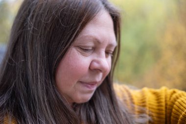 Olgun, mutsuz görünen, üzgün, orta yaşlı, incinmiş, duygusal portre, hayat sorunları, üzgün ifade, duygusal stres, melankolik ruh hali, negatif duygu, doğa geçmişi.