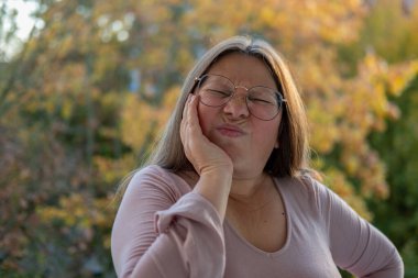 Diş ağrısı, diş ağrısı, diş ağrısı, dişleri ağrıyan olgun bir kadın, implant düzeltmesi, ağız bakımı, dişçilik, sağlık sigortası, tıbbi tedavi konsepti.