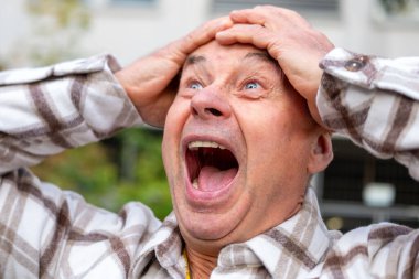 Beredeki kıdemli adam bambu bardaktan içiyor, sonbaharda açık havada sıcak içeceklerin tadını çıkarıyor, çevre dostu yaşam tarzı, doğada sıcak bir an, sürdürülebilir seçim, sonbahar ritüeli 