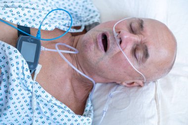 Beredeki kıdemli adam bambu bardaktan içiyor, sonbaharda açık havada sıcak içeceklerin tadını çıkarıyor, çevre dostu yaşam tarzı, doğada sıcak bir an, sürdürülebilir seçim, sonbahar ritüeli 