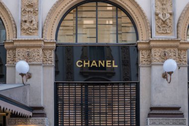 Lüks Chanel butiği, Milan 'daki Chanel mağazası, vitrin vitrini, moda mağazası alışverişi, Avrupa moda merkezi, klasik mimari, tasarımcı kıyafeti, Milan, İtalya - 21 Mayıs 2025