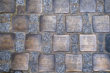 Stolpersteine kaldırımı, Soykırım Anıtı, Almanya, Anma, erinnern Opfer Milliyetçi Sozialismus, Tarihi anıt, kaldırım taşları, Avrupa turizmi, Alman başkenti, Berlin - 26 Şubat 2024