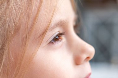 Kayıp diş gösteren küçük bir kız, uzun sarı saçlı gülümseyen bir çocuk, bebek dişi düşmüş, çocukluk anı diş perisini bekliyor, büyüyor, doğal süreç, sevimli Toothless gülümsemesi 