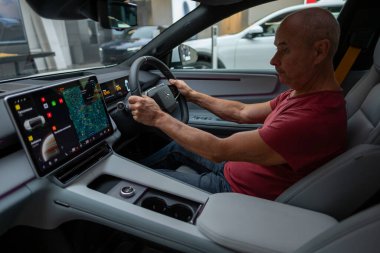 Frankfurt am Main 'deki modern Mainova AG enerji santrali, Hessen bölgesi boyunca elektrik, gaz endüstrisi kompleksi, ısı ve su, sanayi enerji tesisi, Frankfurt, Almanya - 11 Ağustos 2025 