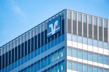 Frankfurt am Main 'deki modern Mainova AG enerji santrali, Hessen bölgesi boyunca elektrik, gaz endüstrisi kompleksi, ısı ve su, sanayi enerji tesisi, Frankfurt, Almanya - 11 Ağustos 2025 