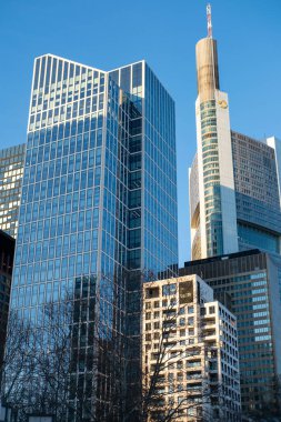 Frankfurt am Main 'deki modern Mainova AG enerji santrali, Hessen bölgesi boyunca elektrik, gaz endüstrisi kompleksi, ısı ve su, sanayi enerji tesisi, Frankfurt, Almanya - 11 Ağustos 2025 
