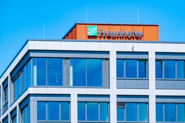 Frankfurt am Main 'deki modern Mainova AG enerji santrali, Hessen bölgesi boyunca elektrik, gaz endüstrisi kompleksi, ısı ve su, sanayi enerji tesisi, Frankfurt, Almanya - 11 Ağustos 2025 