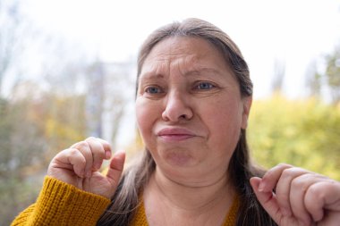 Olgun, mutsuz görünen, üzgün, orta yaşlı, incinmiş, duygusal portre, hayat sorunları, üzgün ifade, duygusal stres, melankolik ruh hali, negatif duygu, doğa geçmişi. 