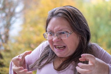 Olgun, mutsuz görünen, üzgün, orta yaşlı, incinmiş, duygusal portre, hayat sorunları, üzgün ifade, duygusal stres, melankolik ruh hali, negatif duygu, doğa geçmişi. 