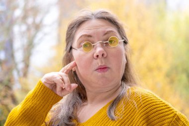 Olgun, mutsuz görünen, üzgün, orta yaşlı, incinmiş, duygusal portre, hayat sorunları, üzgün ifade, duygusal stres, melankolik ruh hali, negatif duygu, doğa geçmişi. 