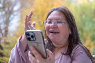 Olgun, mutsuz görünen, üzgün, orta yaşlı, incinmiş, duygusal portre, hayat sorunları, üzgün ifade, duygusal stres, melankolik ruh hali, negatif duygu, doğa geçmişi. 