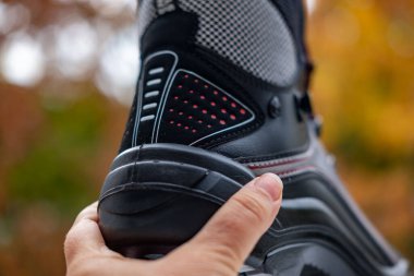 Gün batımına karşı gizli hazinenin antika anahtarını tutan, potansiyeli ya da yeni başlangıçları, ulaşım arayışını, fırsatı ya da başarının anahtarını sembolize eden, emlak sembolünü sembolize eden, 