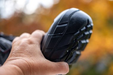 Gün batımına karşı gizli hazinenin antika anahtarını tutan, potansiyeli ya da yeni başlangıçları, ulaşım arayışını, fırsatı ya da başarının anahtarını sembolize eden, emlak sembolünü sembolize eden, 