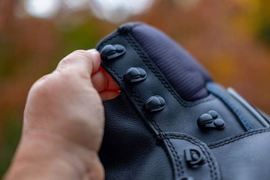 Gün batımına karşı gizli hazinenin antika anahtarını tutan, potansiyeli ya da yeni başlangıçları, ulaşım arayışını, fırsatı ya da başarının anahtarını sembolize eden, emlak sembolünü sembolize eden, 