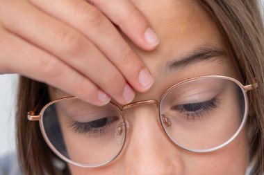 Gözlüklü, düşünceli, görme sorunları, stres, yorgunluk ve umutsuzluk, göz sağlığı, konsantrasyon, zihinsel sağlık ve ergenlik sorunları, iç acı taşıyan bir çocuk.