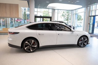 Premium yeni beyaz E-Limuzin NIO ET7, NIO Çin otomotiv endüstrisi tarafından üretilen tam boyutlu elektrikli araba, Berlin - 20 Ağustos 2024