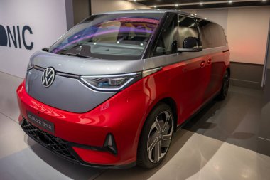 Elektrik Kimliği Buzz kırmızı otobüs Volkswagen, geçmişe dönük tasarlanmış minivan, çevre dostu cazibe, otomotiv pop kültürü nostaljisi, Berlin 'de Volkswagen Grubu Forumu - 24 Ekim 2024