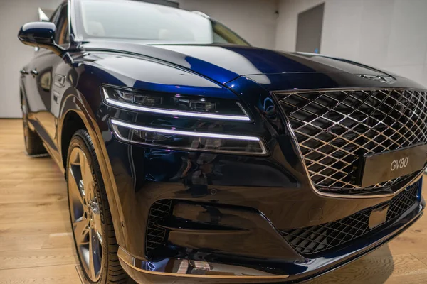 Premium blue Genesis GV80 in stil satışı, aerodinamik tasarım, güçlü motor, gelişmiş teknoloji, otomotiv endüstrisi Londra 'da - 24 Ekim 2024