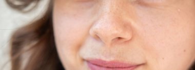 Gülümseyen ağız burun ve çene genç kadın, kız, mutlu yüz, görüş kontrolü, olumlu duygu, portre parçası, yüz kırışıklıkları, çıkıntı, kozmetik yaşlanma önleyici prosedürler, yüz masajı