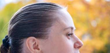 yakın plan portre genç kadın, arka plan altın yapraklar, duygusal portre, doğal güzellik, ve özgüven gerçek duygu, mutluluk, ve özgün insani bağlantı, kişisel bakım