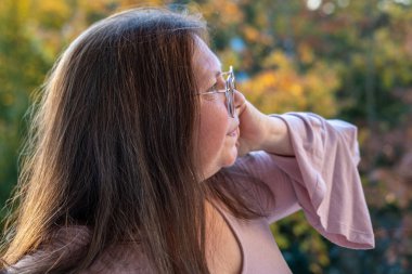 Menopozlu kadın yüksek tansiyon, yüksek tansiyon, hipertansiyon krizi, hormonal dengesizlik, dolaşım sistemi, şiddetli migren, kardiyovasküler sağlık