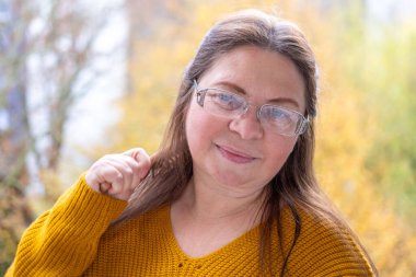 Tahta tarak, kadın eli tarama, uzun kahverengi saçı tarama, saç tokalarında karışık saç kesimi, saç dökülmesi, saç dökülmesi, sağlık, tedaviden kaynaklanan saç dökülmesi, hormonal dengesizlik.