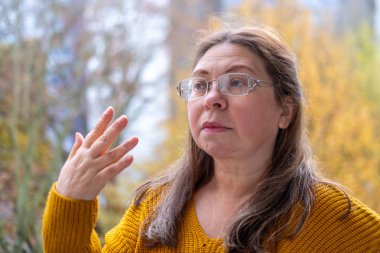 Sıcak basması, menopoz belirtileri, kızarmış yüz, hormonal dengesizlik, vücut değişiklikleri, duygusal stres, sağlık farkındalığı, orta yaş değişimi, yüksek tansiyon, sağlık sorunları yaşayan 50 yaşındaki kadın.