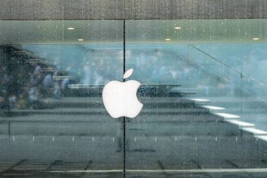 Şeffaf cam mağaza logosu, iPhone, iMac şirket markalaşması, modern marka, teknoloji markalaşması, kentsel çevre, Milan, İtalya - 21 Mayıs 2025