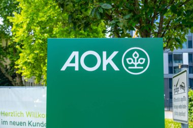 Yeşil AOK logosu Alman kamu sağlık ve sosyal güvenlik sistemi, modern şirket binası Avrupa sağlık sigortası, güven ve istikrar, Ludwigshafen, Almanya - 14 Haziran 2025