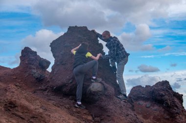Genç gezgin Madeira 'nın volkanik manzarası Madeira Adası seyahati, Viewpoint Calhau da Furna do Bode, kıyı keşfi takımadaları, Portekiz 