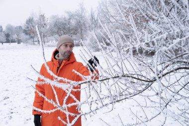 Genç gezgin Madeira 'nın volkanik manzarası Madeira Adası seyahati, Viewpoint Calhau da Furna do Bode, kıyı keşfi takımadaları, Portekiz 