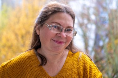 Duygusal portre mutlu olgun kadın, sonbahar parkında yürümekten zevk alan, neşeli ifadeli olgun kadın, doğal sağlıklı yaşam tarzı, sağlıklı pozitif yaşlanma portresi, kaliteli olgun yaşam