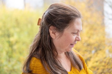 Duygusal portre mutlu olgun kadın, sonbahar parkında yürümekten zevk alan, neşeli ifadeli olgun kadın, doğal sağlıklı yaşam tarzı, sağlıklı pozitif yaşlanma portresi, kaliteli olgun yaşam