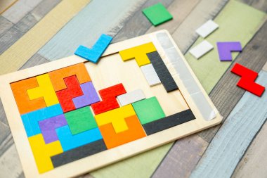 renkli ahşap geometrik şekiller entelektüel bulmacalar, terapi bilişsel eğitim, bunama yardımı, beyin sağlığı, bulmaca parçaları, mesleki terapi, mantıksal düşünce, zihinsel egzersiz, yaşlı aktivitesi