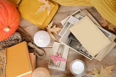 Flatlay, fincan çayı, sarı süveter, rahat sonbahar kompozisyonu, cüzdan ve sonbahar yaprakları, rahat sonbahar havası, sıcak ev atmosferi, kırsal ahşap arka plan, mevsimlik ruh hali