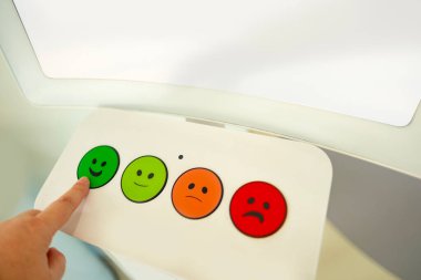 Tatmin olmuş müşteri geri bildirim panelinde yeşil gülen yüze basıyor. Bu da olumlu deneyimi gösterir. Müşteri Gayreti Puanı