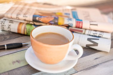 Finansal gazete başlıklı sabah kahvesi, iş haberleri, gününüze haberlerle başlayın, küresel ekonomi odaklı, sanat yavaşlıyor, piyasa nabzı, politika...