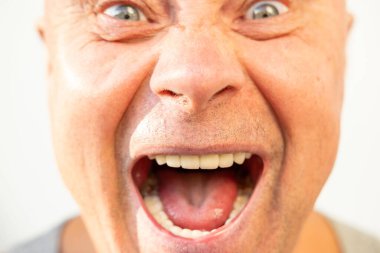 Kapalı kapılar ardında çığlıklar atan insanlar, geniş ağızlı, yoğun ifade, acı içinde bağıran insanlar, ıstırap ve ızdırap çeken insan yüzü, ham duygu, stres ve baskıyı yakalayan, saf duygu. 