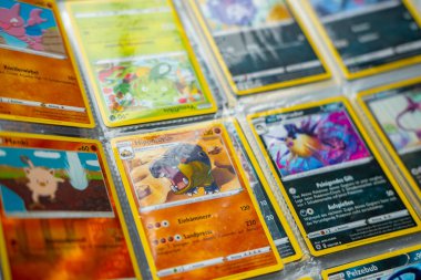 Masaya yayılmış ikonik Pokmon alışveriş kartları, renkli koleksiyon kartı oyunu, markanın nostalji hobisi, eğlence zamanı, iş yatırımı, nostaljik hobi, Frankfurt - 28 Eylül 2025 