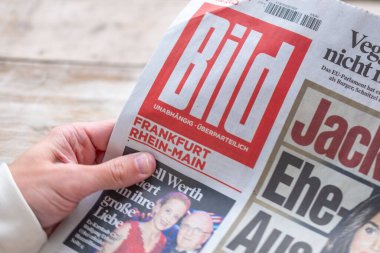 Alman Bild gazetesi ellerinde, sabah okumaları, güncel olaylar, iş ve siyaset, geleneksel basın ve bilgi kültürü, entelektüel gazetecilik, Frankfurt - 16 Ekim 2025