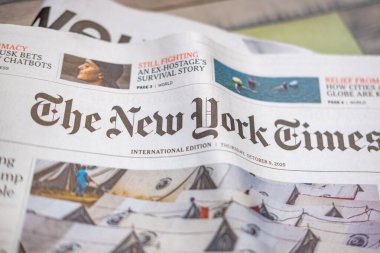New York Times gazetesi ellerinde, Dünyayla Sabah haberleri, iş ve politika, geleneksel basın ve bilgi kültürü, medya ve iletişim, yaşam tarzı sahnesi, Frankfurt - 16 Ekim 2025