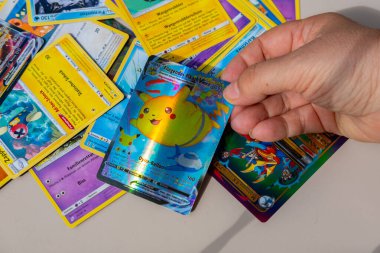Pokemon kartları, koleksiyon oyunu, fantezi yaratıkları, çocukluk anıları, ticaret hobisi, eğlence aktivitesi, oyun hayal gücü, Eğitim Oyunları, Pokemon Fan Culture, Frankfurt - 24 Ağustos 2025