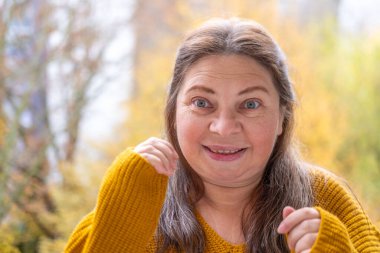 Duygusal portre mutlu olgun kadın, gülümseyen yüz, pozitif ruh hali, neşeli ifadeli olgun kadın, doğal yaşam tarzı, sağlıklı pozitif yaşlanma, gülümseyen portre, kaliteli olgun yaşam.