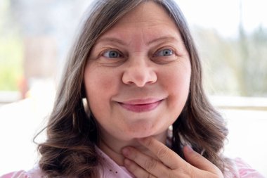 50 yaşında olgun bir kadın, insan boynu, çift çene aldırma, sarkık cilt bakımı, gerçekçi yaşlanma, yüz gerdirme, yüz gerdirme, olgun güzellik, yaşlanma karşıtı karşılaştırma.