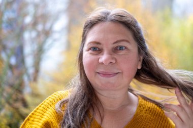 50 'li yaşlardaki kadınlar vitamin eksikliği ve yaşlanma nedeniyle kırılgan ve hasarlı saçları, incelmeyi ve kuruluğu inceliyor. Olgun kadınlarda trichology yardımı, sağlık hizmetleri için yaygın olan gerçekçi tasvir saç sorunları.