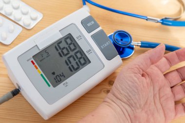 Sağlık günlük izleme, kağıt üzerinde monitörden el yazısı tansiyonu ölçümleri, kan basıncı sonuçlarını belgeleme, kendini izleme ölçümü, kardiyovasküler sağlık