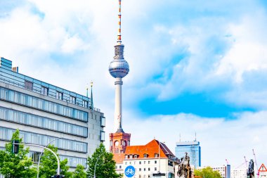 Berlin 'de ikonik televizyon kulesi olan işlek cadde, televizyon kulesi olan şehir manzarası, Almanya' da şehir hayatı, mimarlık ve tarih, Avrupa 'da şehir manzarası, Berlin, Almanya 