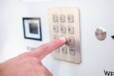 Güvenlik Elektronik tuş takımı ve parmak izi tarayıcı sistemi, dijital erişim kontrolü, şifre koruması, çok katmanlı kimlik doğrulama, gizlilik ve kolaylık, modern güvenlik teknolojisi aygıtı