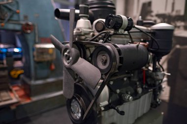 Eski endüstriyel motor, eski endüstriyel makine, ağır sanayi, eski fabrika ekipmanları, mekanik motor sistemi, analog hassasiyet ve ham mekanik güç, tarih nostaljisi, Frankfurt, Almanya